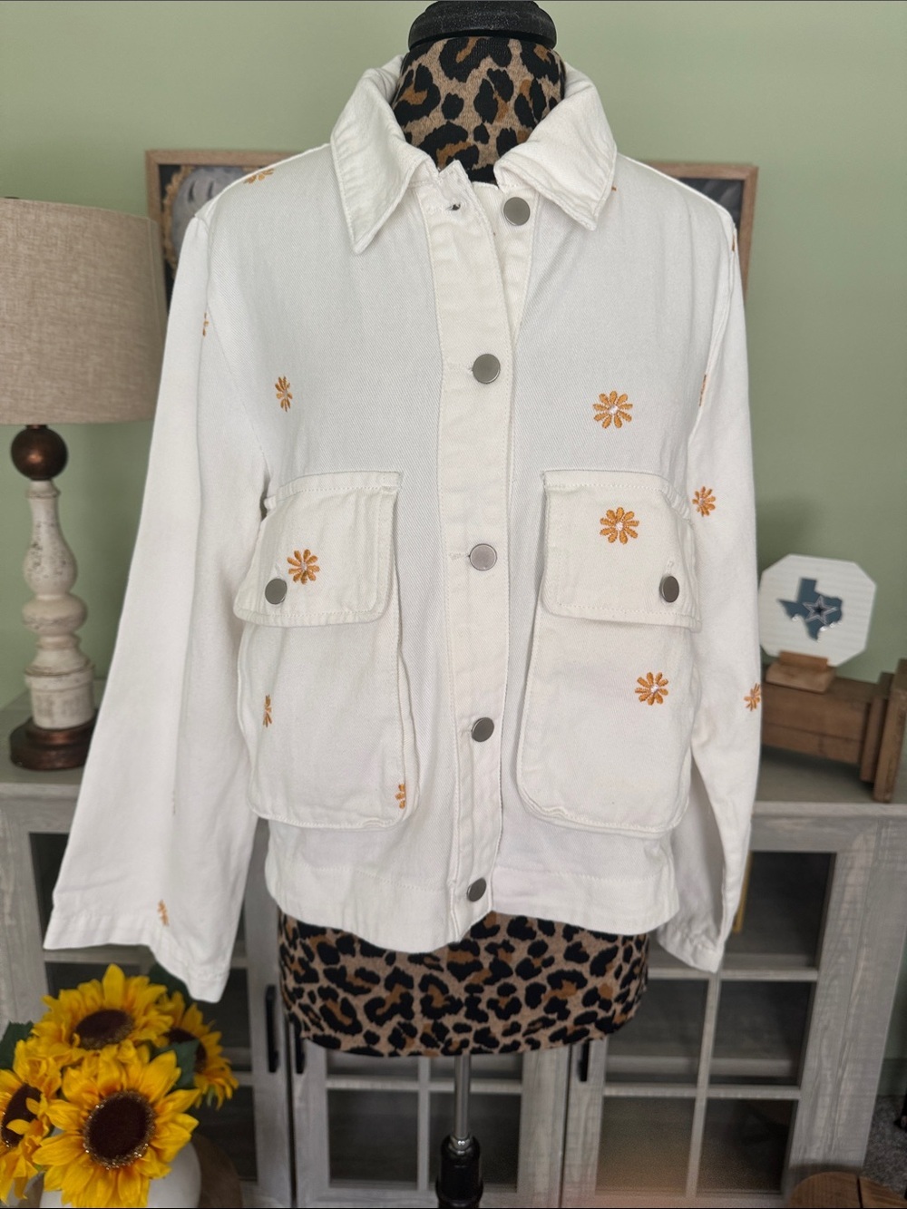NWT  White Floral Embroidered Utility Jacket Size M/L